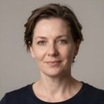 Портрет уверенного специалиста клиники Вивод Домодедово на нейтральном фоне для услуг плазмафереза